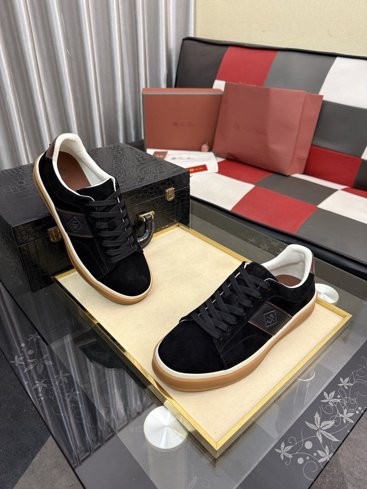 微商相册测试鞋子-Low-Top Lace-Up Sneakers with Gum Sole — front